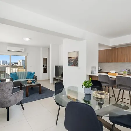 Downtown Sea View Penthouse 라르나카