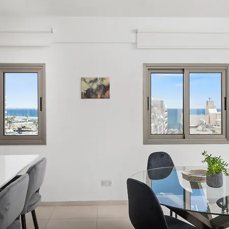 아파트 Downtown Sea View Penthouse 라르나카